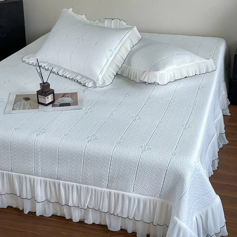 Set mit Rüschen-Tagesdecke mit vertikalem Blumenmuster