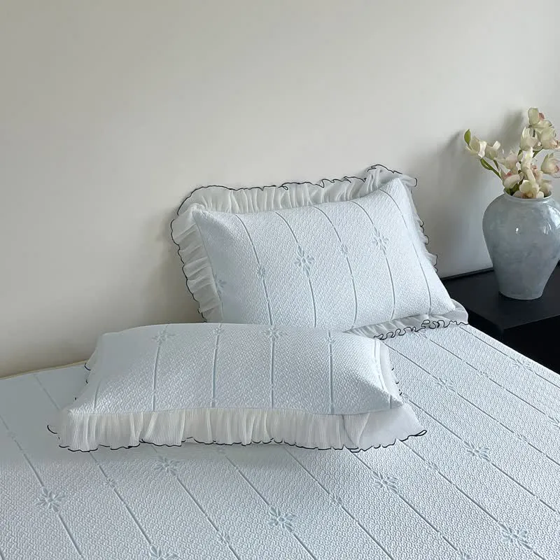 Set mit Rüschen-Tagesdecke mit vertikalem Blumenmuster