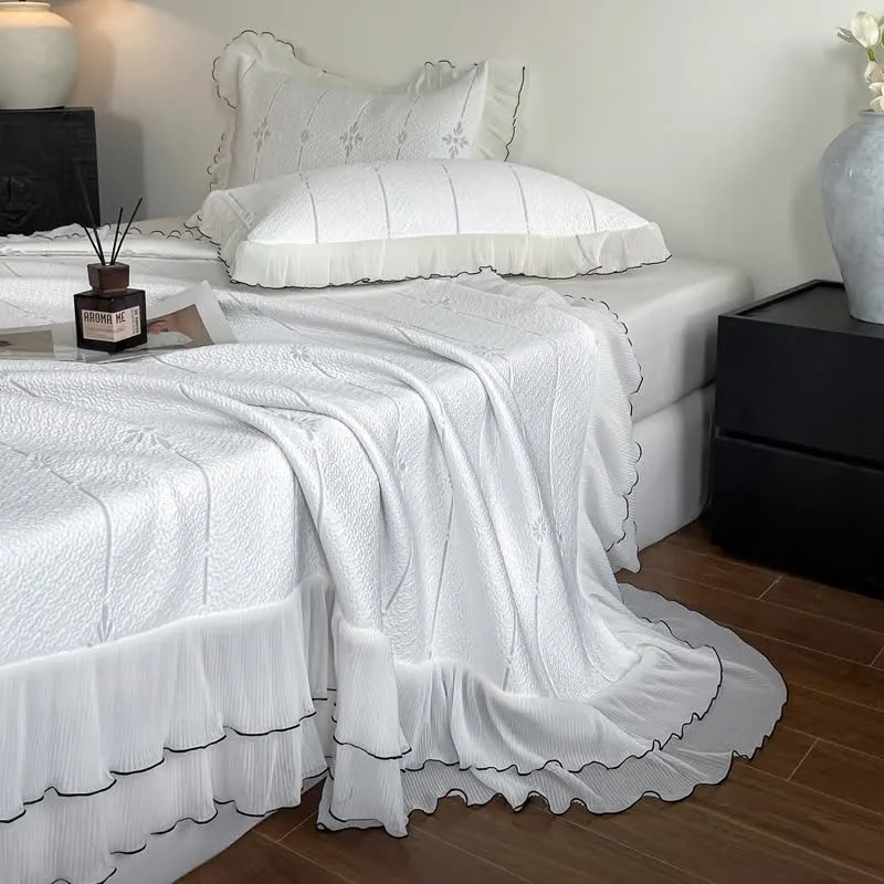 Set mit Rüschen-Tagesdecke mit vertikalem Blumenmuster