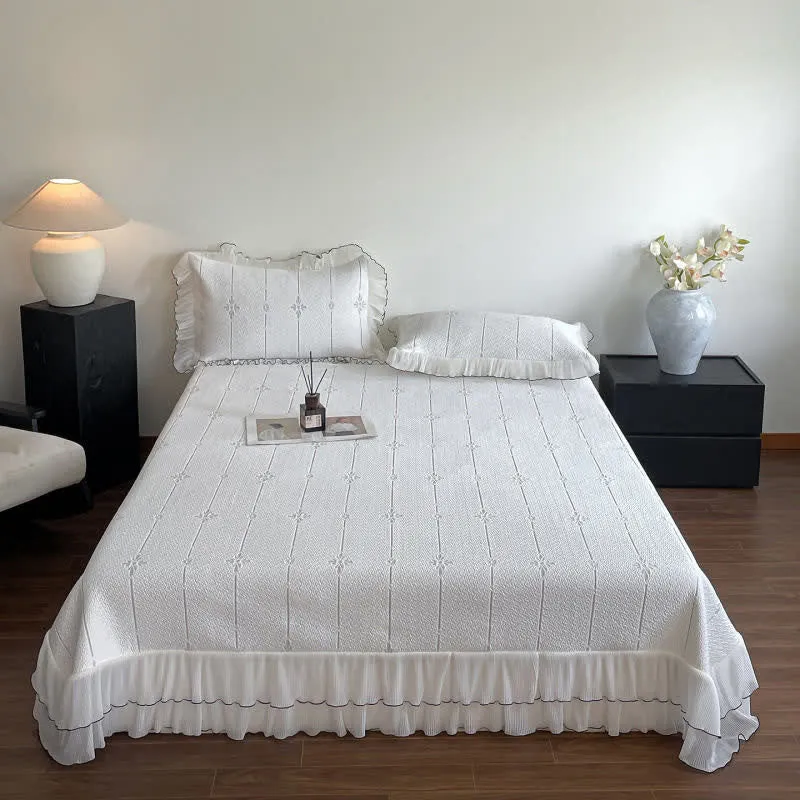 Set mit Rüschen-Tagesdecke mit vertikalem Blumenmuster
