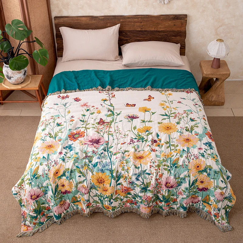 Wendbarer Quilt aus Gaze mit Aquarell-Wildblumenmuster und Fransen