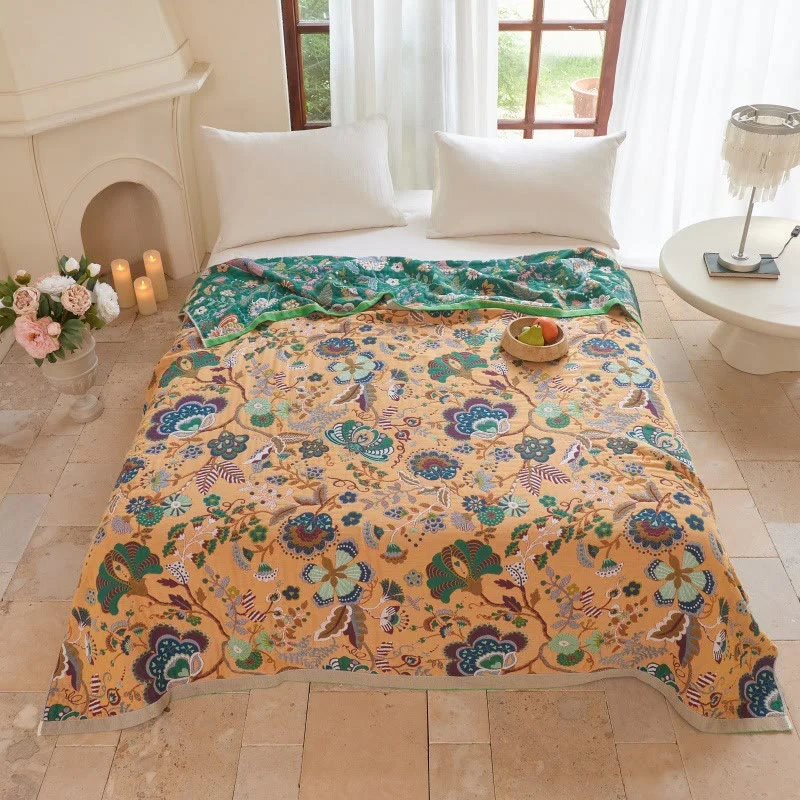 Wendbare Steppdecke aus Gaze im Landhausstil mit botanischem Flair