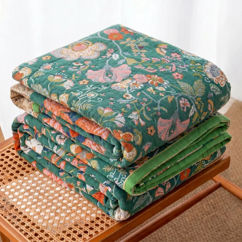 Wendbare Steppdecke aus Gaze im Landhausstil mit botanischem Flair