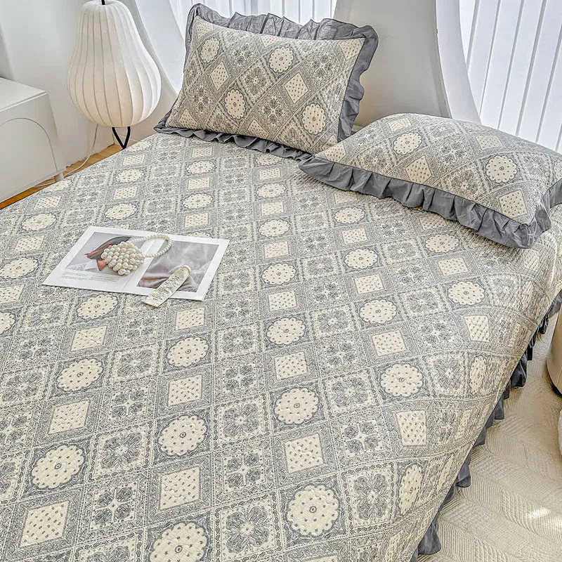 Rüschen-Tagesdecke aus Baumwollköper mit geometrischem Muster im Vintage-Stil