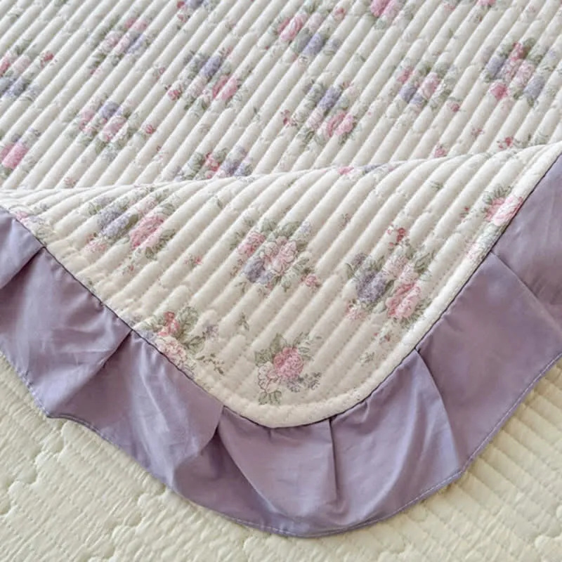 Violette Rüschen-Tagesdecke aus Baumwolle mit Blumenmuster