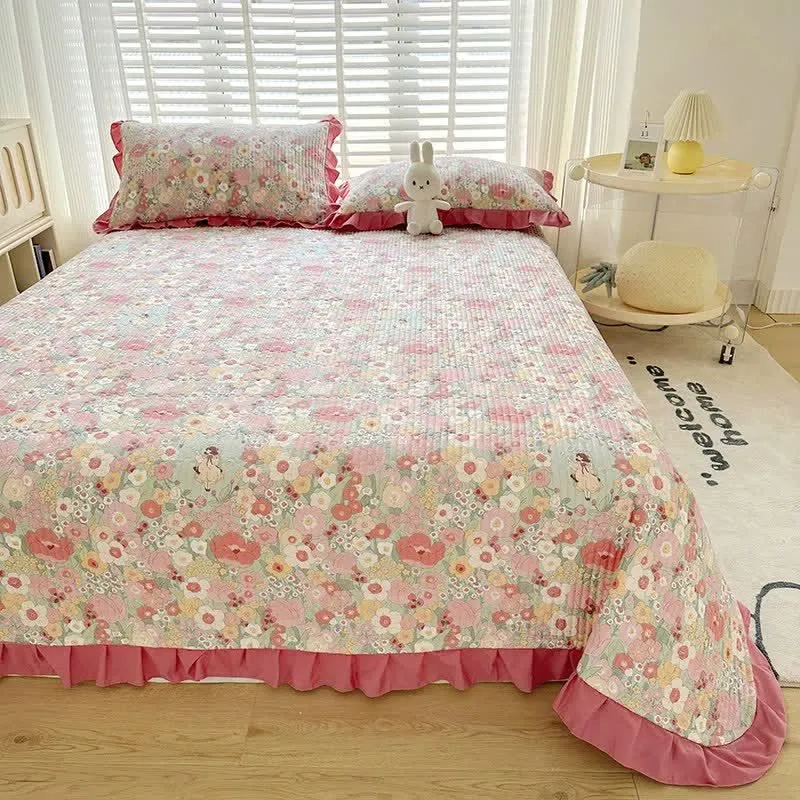 Rüschen-Tagesdecke aus rosa Baumwollköper mit Blumenmuster