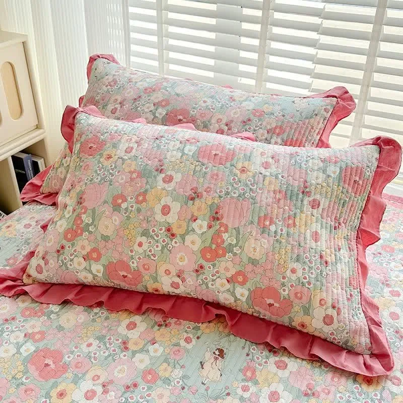 Rüschen-Tagesdecke aus rosa Baumwollköper mit Blumenmuster