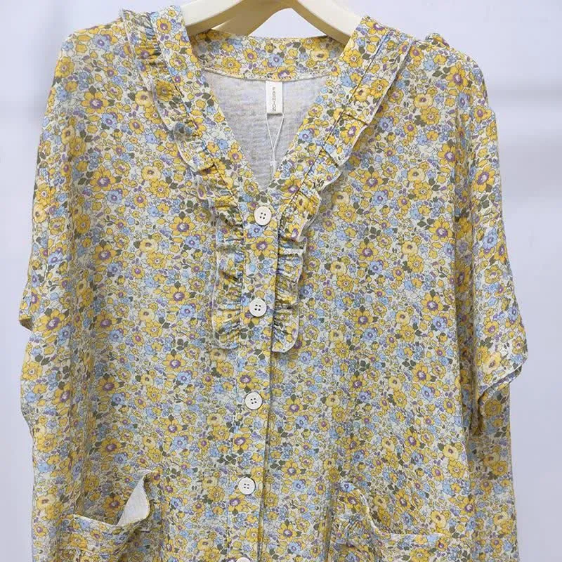 Gelbes Loungewear-Set aus Baumwolle mit Blumenmuster und Rüschen