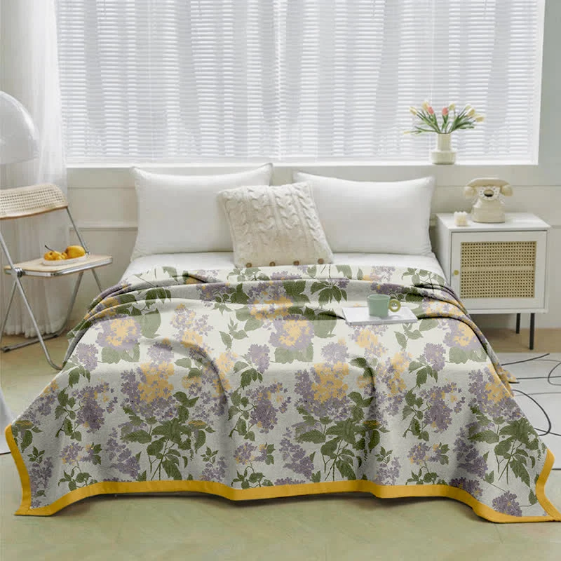 Flieder- und senffarbene Jacquard-Gaze-Steppdecke mit Blumenmuster