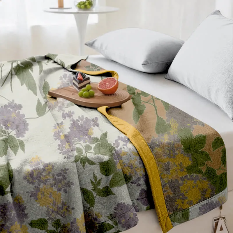 Flieder- und senffarbene Jacquard-Gaze-Steppdecke mit Blumenmuster