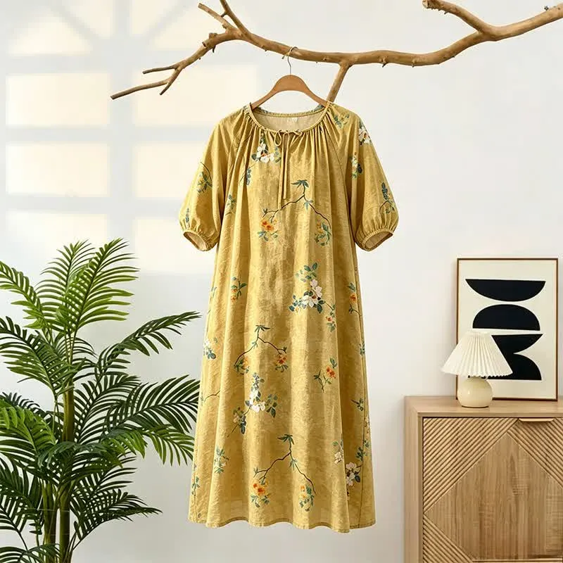 Vintage Lounge-Kleid mit Blumen- und Zweigmuster