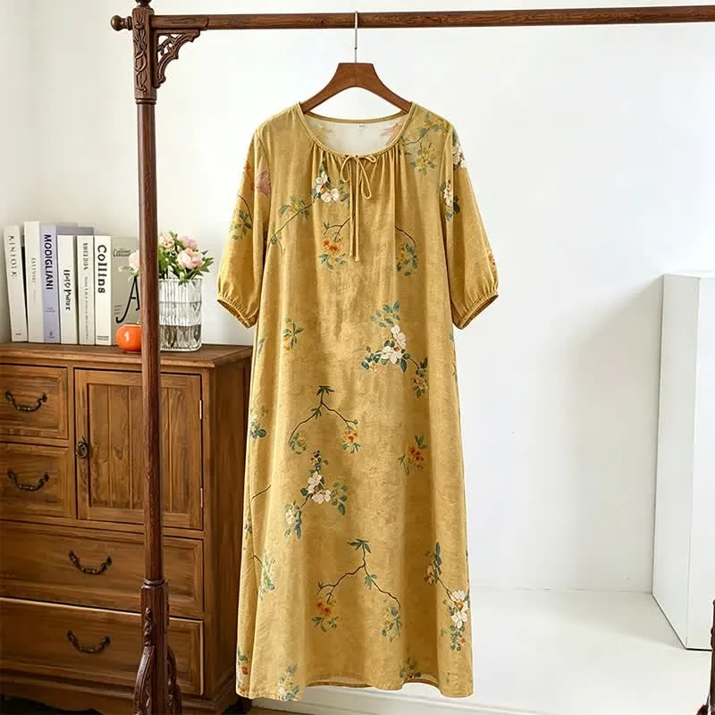 Vintage Lounge-Kleid mit Blumen- und Zweigmuster