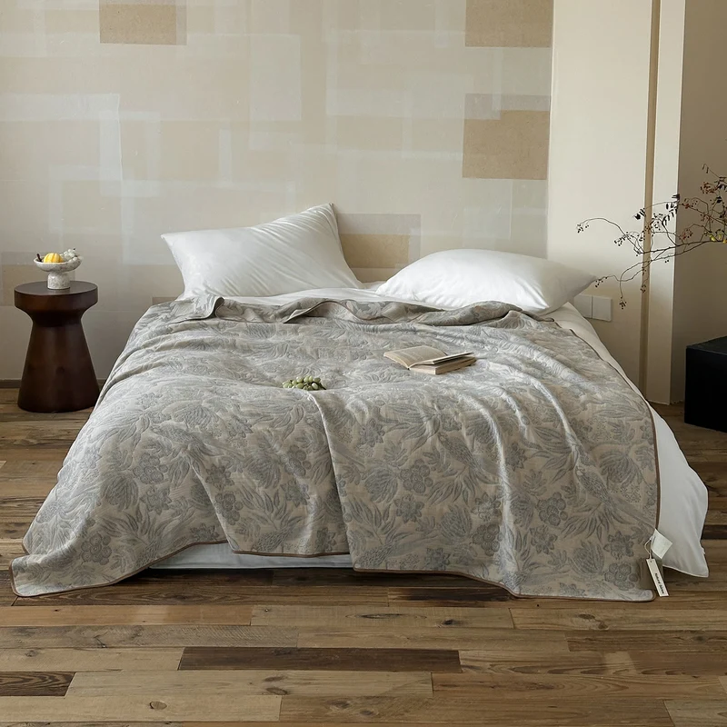 Elegante rustikale graue Musselin-Tagesdecke mit Blumenmuster