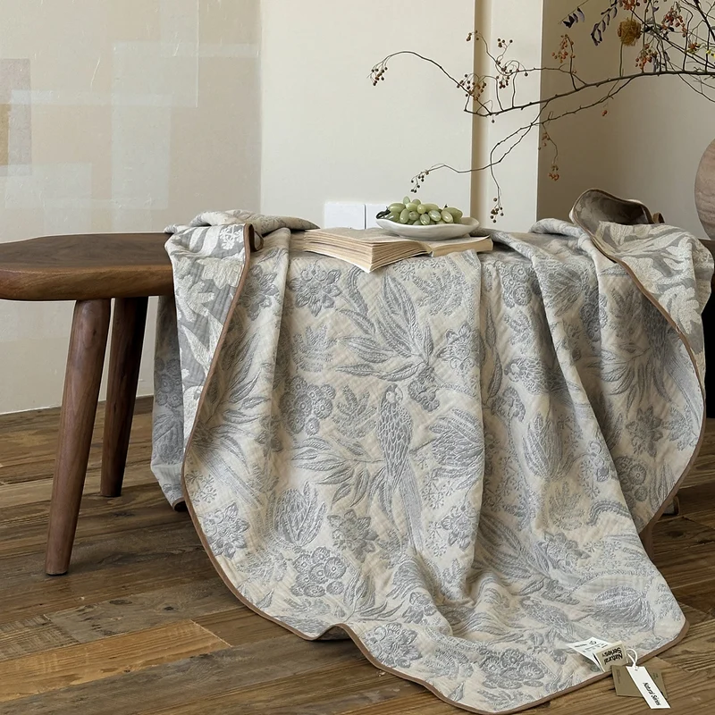 Elegante rustikale graue Musselin-Tagesdecke mit Blumenmuster