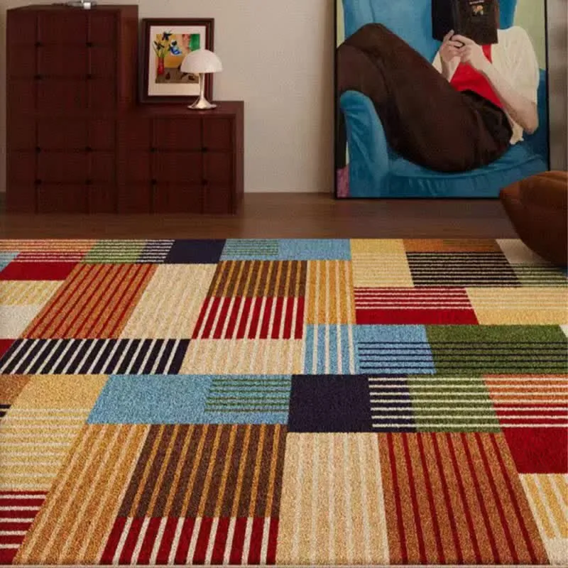 Gestreifter Patchwork-Teppich mit geometrischem Muster