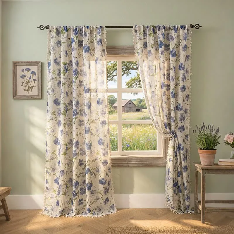 Blauer Vorhang mit Blumenmuster und Quasten