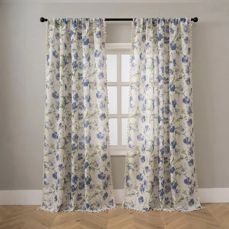Blauer Vorhang mit Blumenmuster und Quasten
