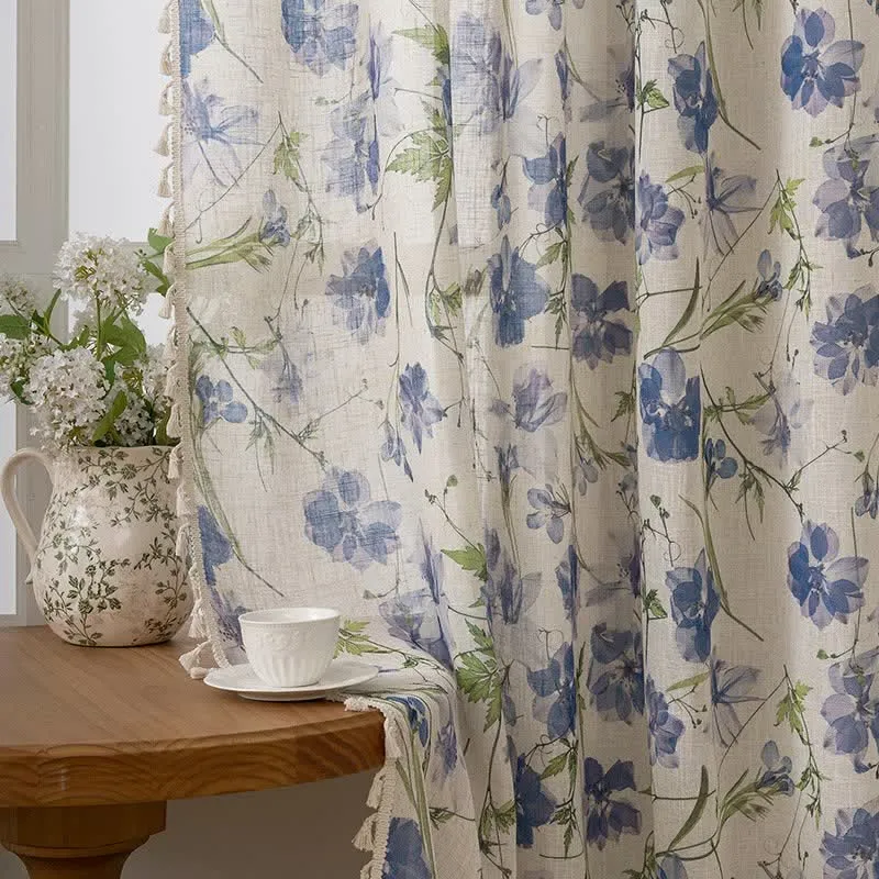 Blauer Vorhang mit Blumenmuster und Quasten