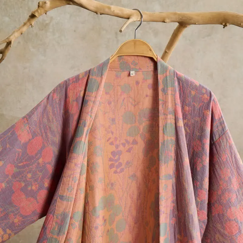 Künstlerisch gemusterter Kimono aus Baumwollgaze mit botanischem Muster