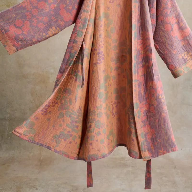 Künstlerisch gemusterter Kimono aus Baumwollgaze mit botanischem Muster