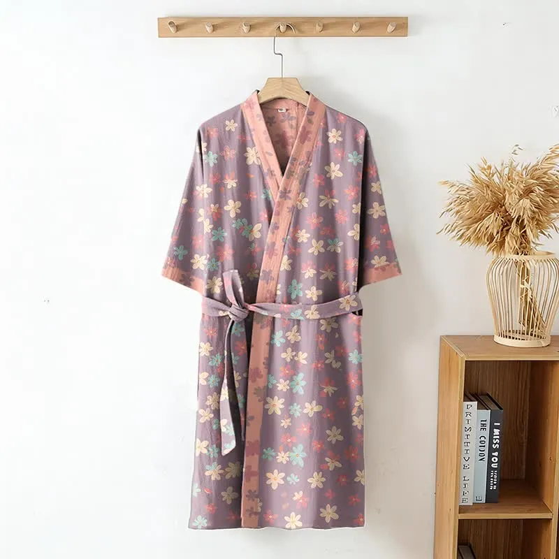 Kimono-Bademantel aus lila Baumwollgaze mit Blumenmuster