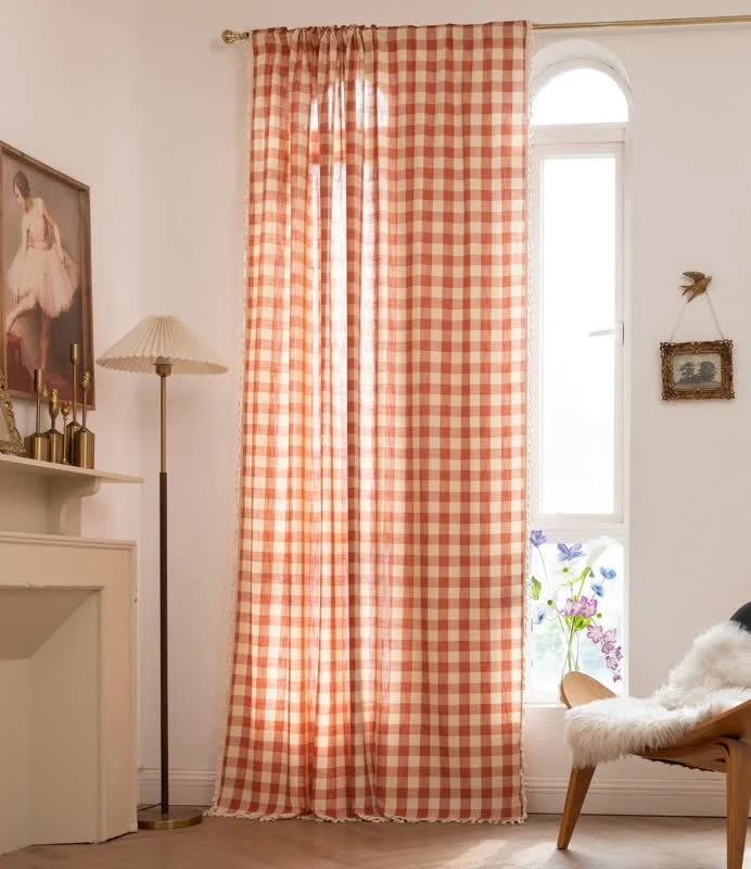 Karogardine im Landhausstil mit Quasten
