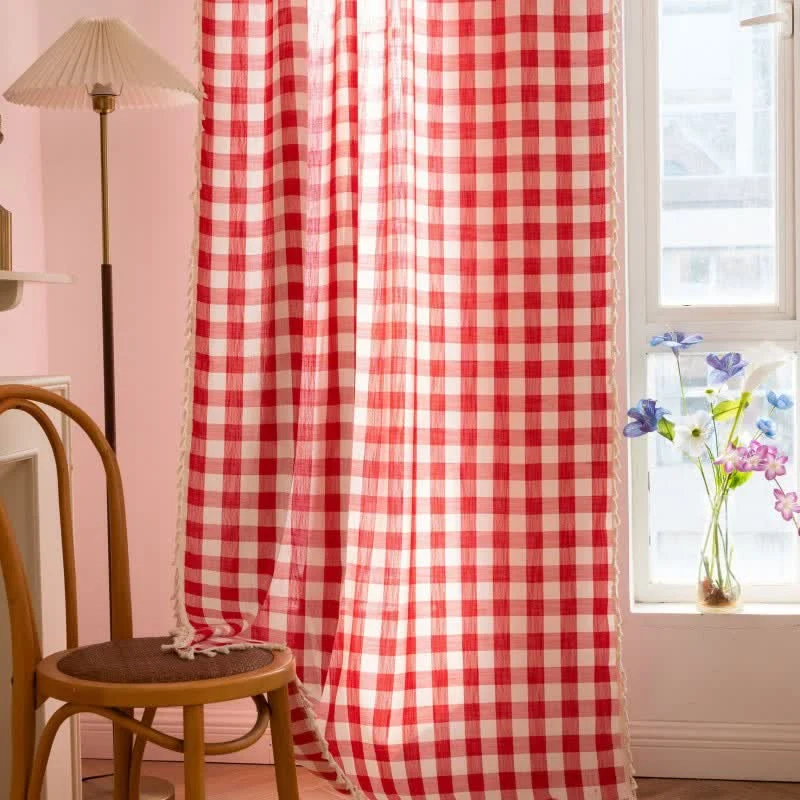 Karogardine im Landhausstil mit Quasten