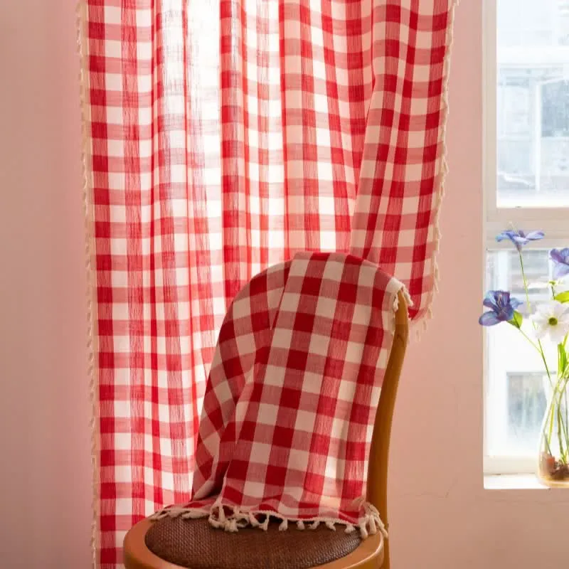 Karogardine im Landhausstil mit Quasten
