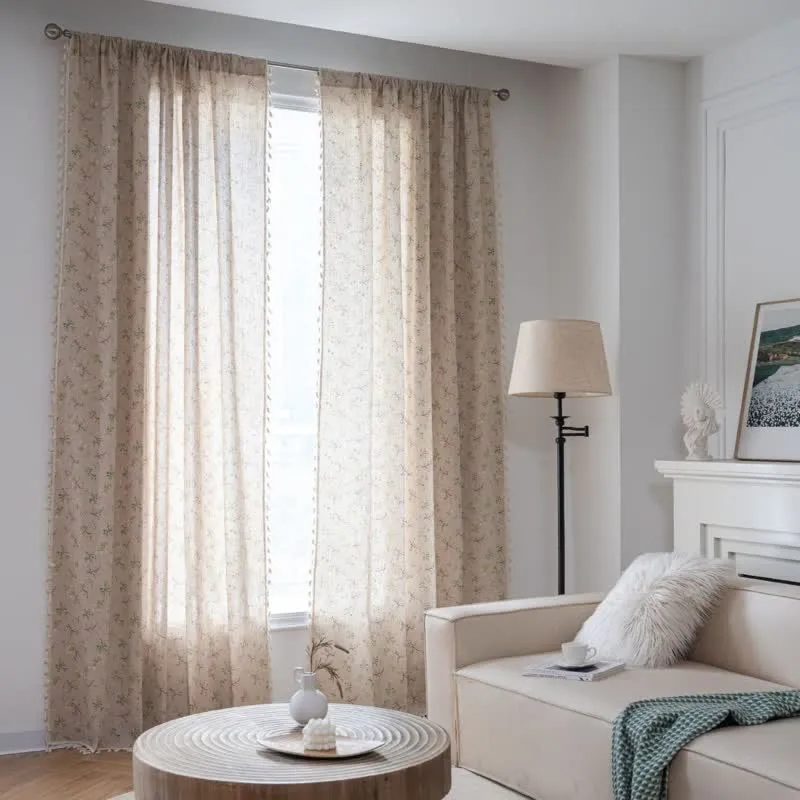 Eleganter Vorhang mit Zweig- und Blumenmuster und Quaste