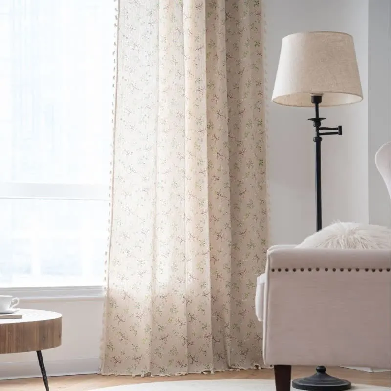 Eleganter Vorhang mit Zweig- und Blumenmuster und Quaste