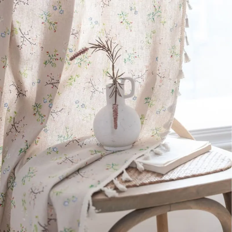 Eleganter Vorhang mit Zweig- und Blumenmuster und Quaste