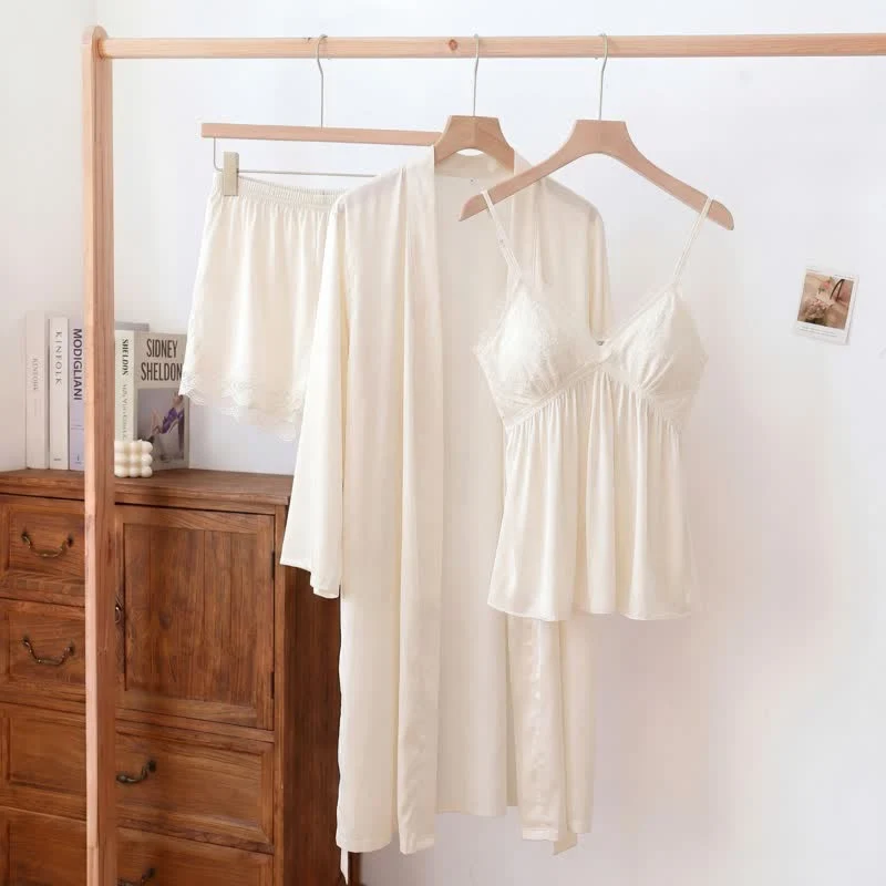 Elegantes Loungewear-Set mit Spitzenbesatz