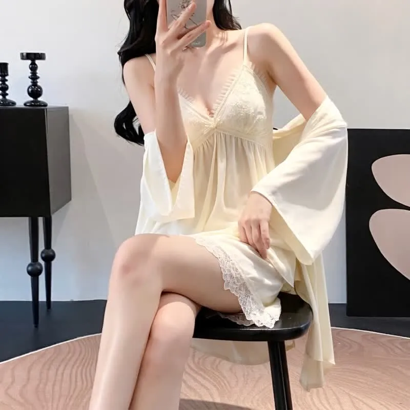 Elegantes Loungewear-Set mit Spitzenbesatz