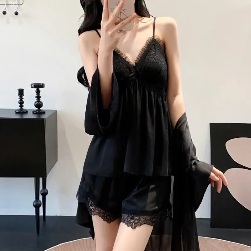 Elegantes Loungewear-Set mit Spitzenbesatz