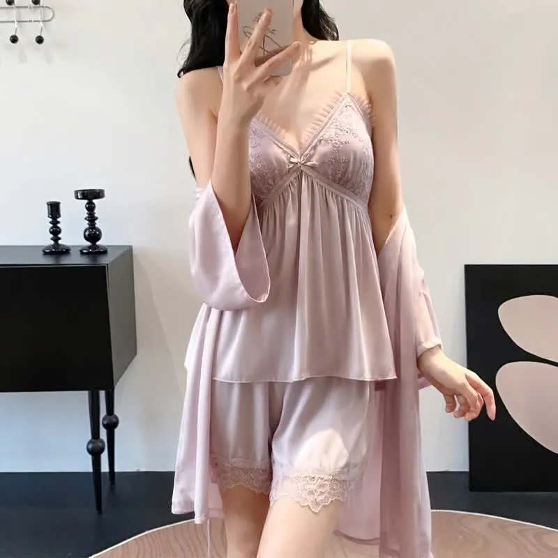 Elegantes Loungewear-Set mit Spitzenbesatz