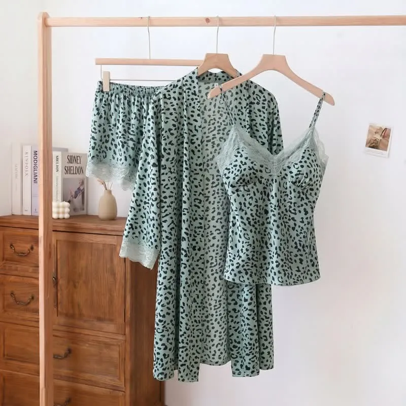Set aus Shorts und Bademantel mit Leopardenmuster und Spitzenbesatz