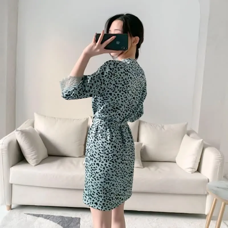 Set aus Shorts und Bademantel mit Leopardenmuster und Spitzenbesatz