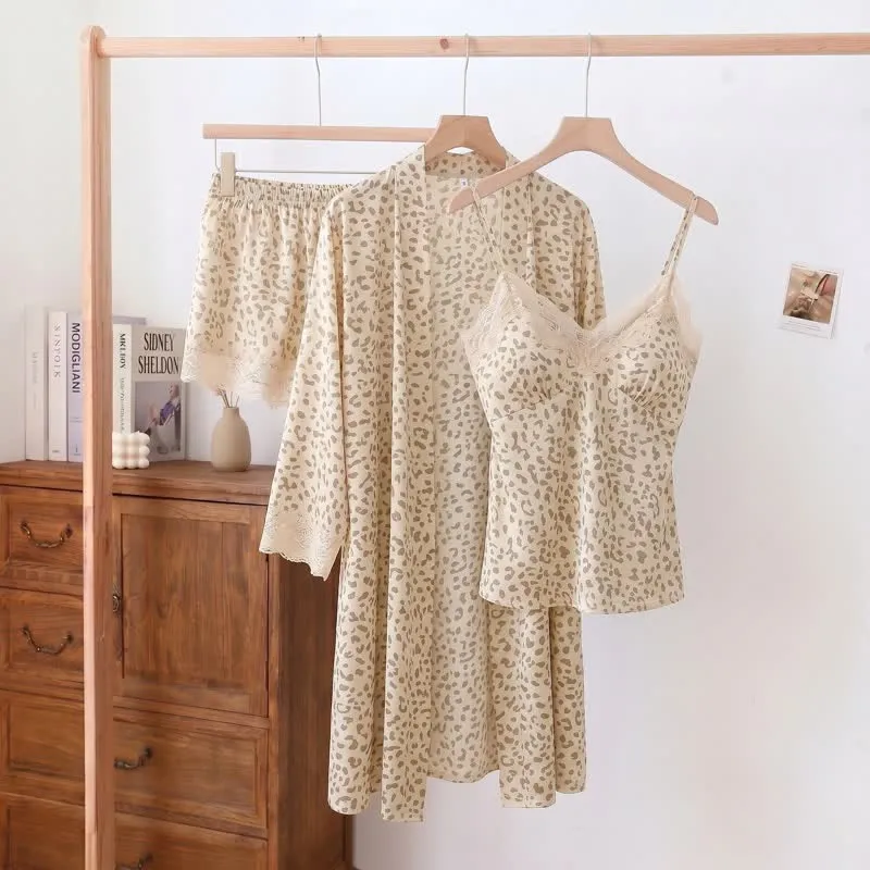 Set aus Shorts und Bademantel mit Leopardenmuster und Spitzenbesatz