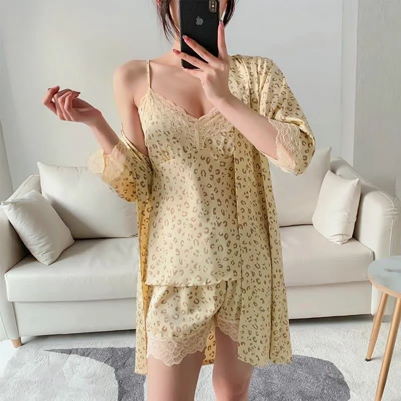 Set aus Shorts und Bademantel mit Leopardenmuster und Spitzenbesatz