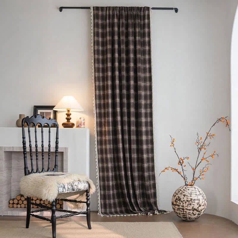 Vorhang im Vintage-Stil mit Karomuster und Quasten