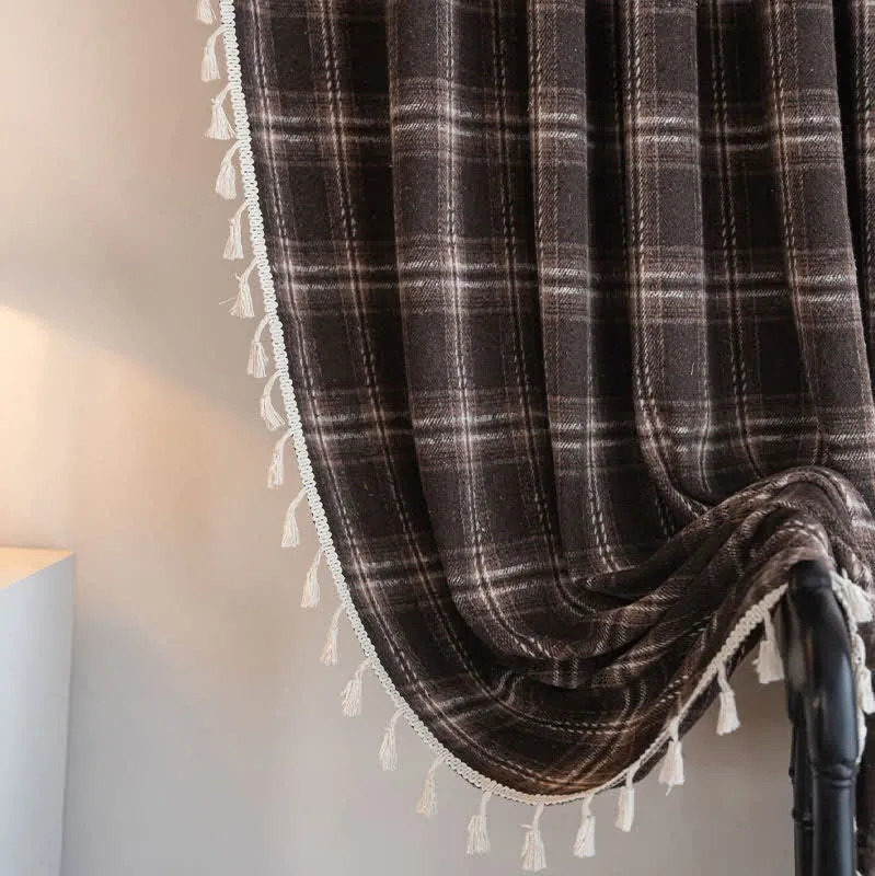 Vorhang im Vintage-Stil mit Karomuster und Quasten