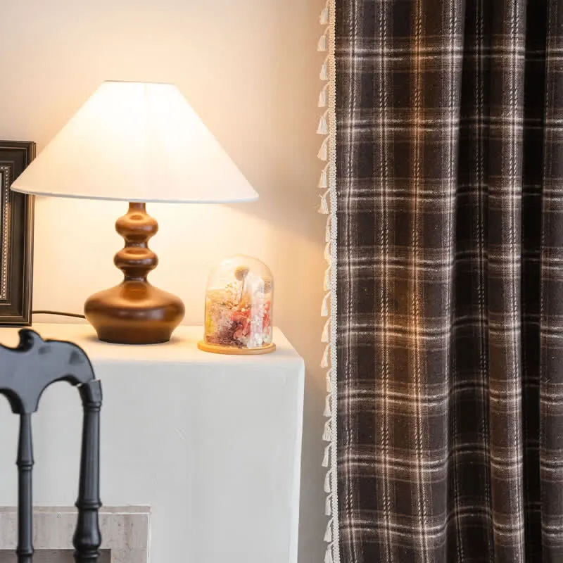 Vorhang im Vintage-Stil mit Karomuster und Quasten