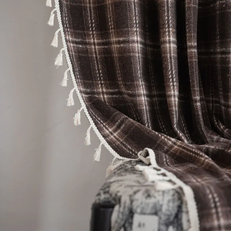Vorhang im Vintage-Stil mit Karomuster und Quasten