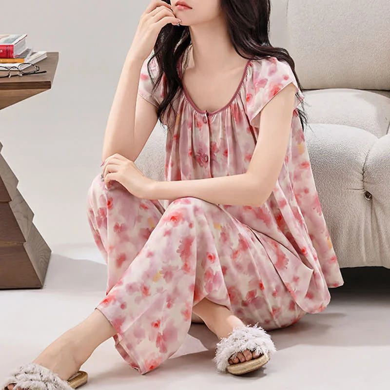 Loungewear-Set in Rosa mit Blumenmuster und Knopfleiste