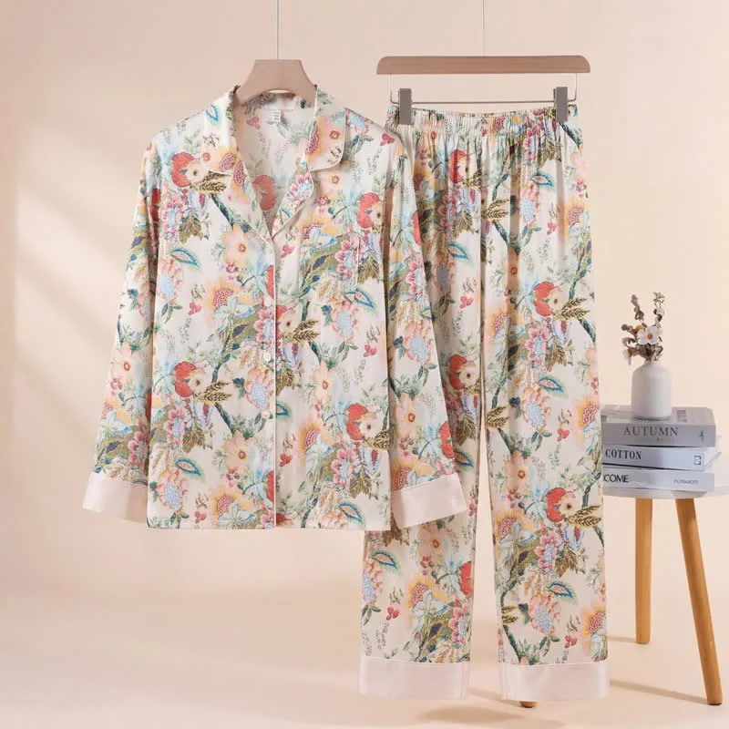 Pyjama-Set im tropischen Blumenstil