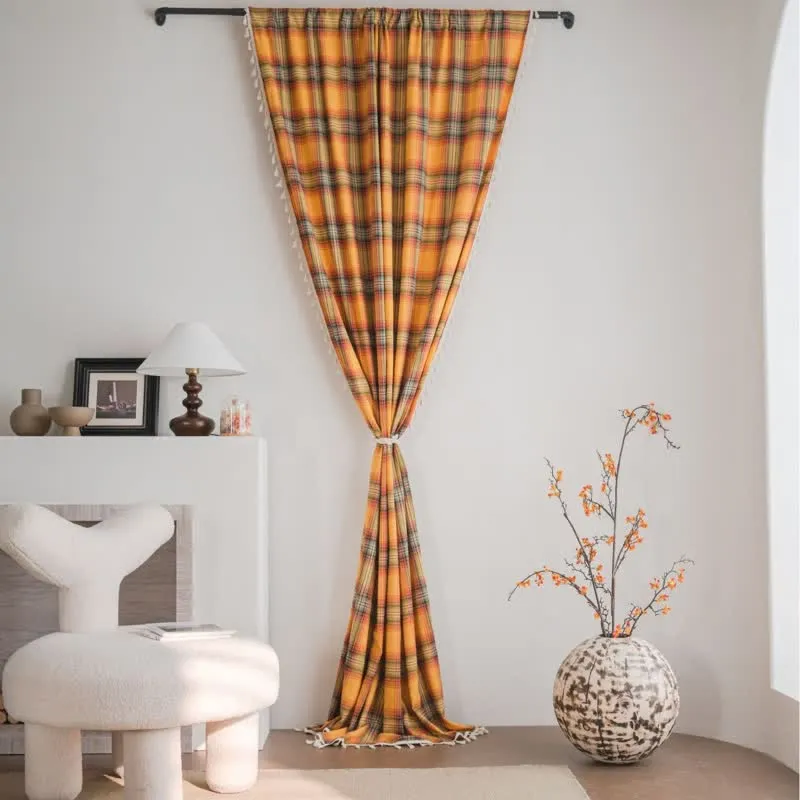Orangefarbener Vorhang im Landhausstil mit Karomuster und Quasten