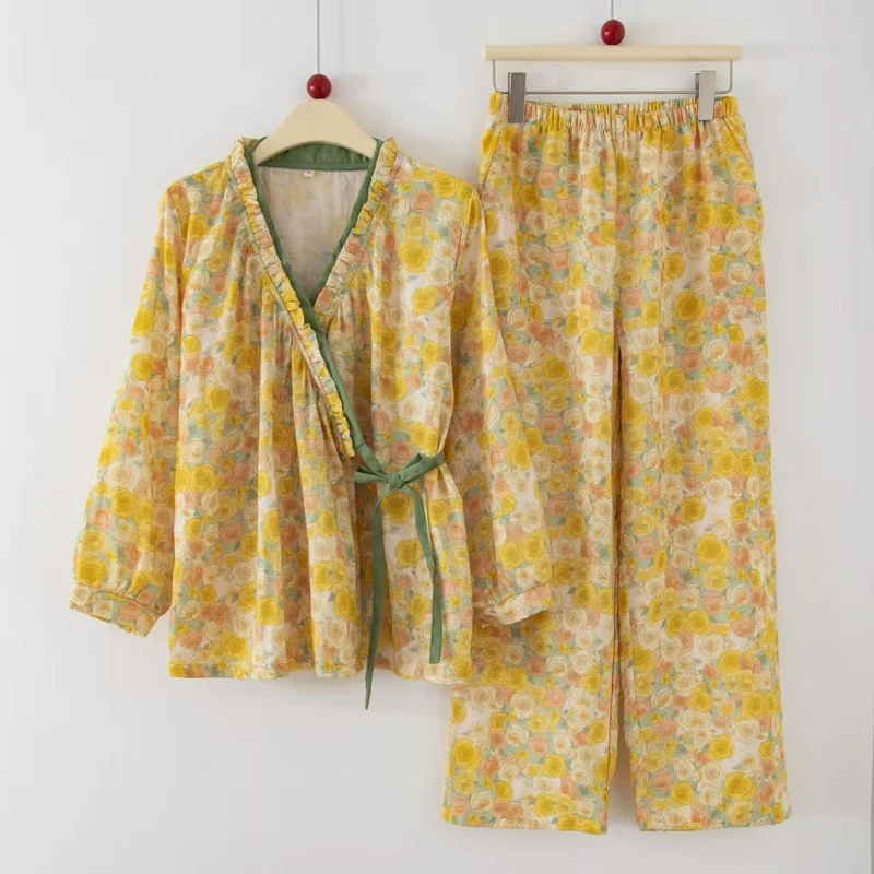 Gelbes Loungewear-Set aus Baumwolle mit Rüschen und Blumenmuster
