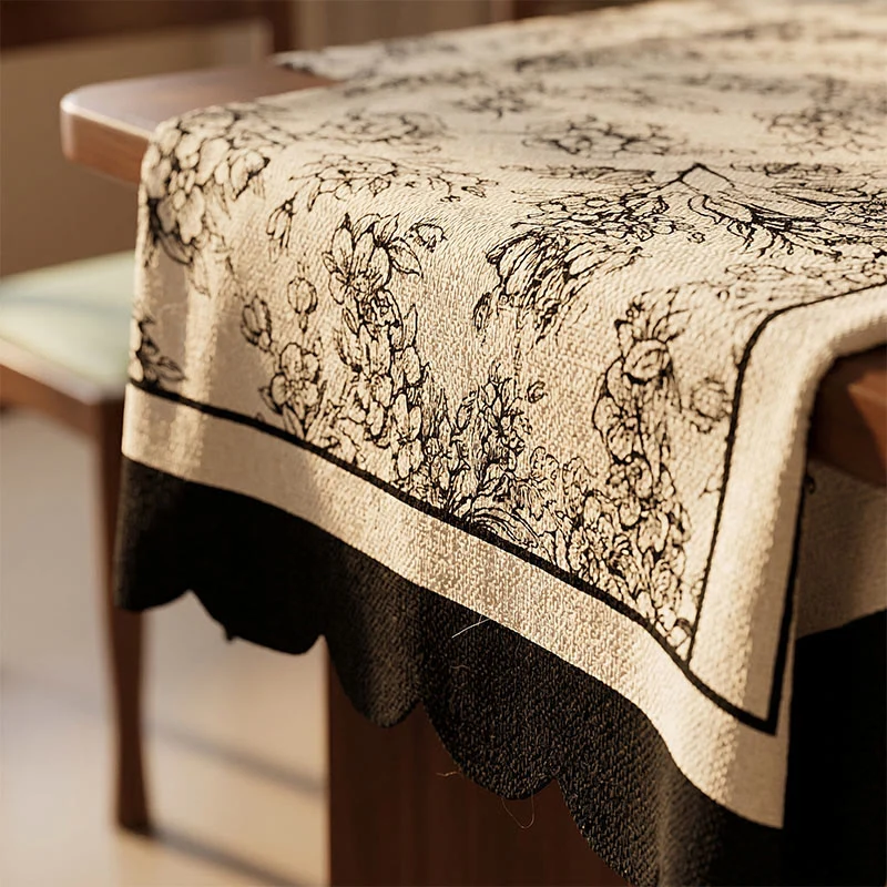 Schwarze Tischdecke aus Baumwoll-Leinen mit Blumenmuster