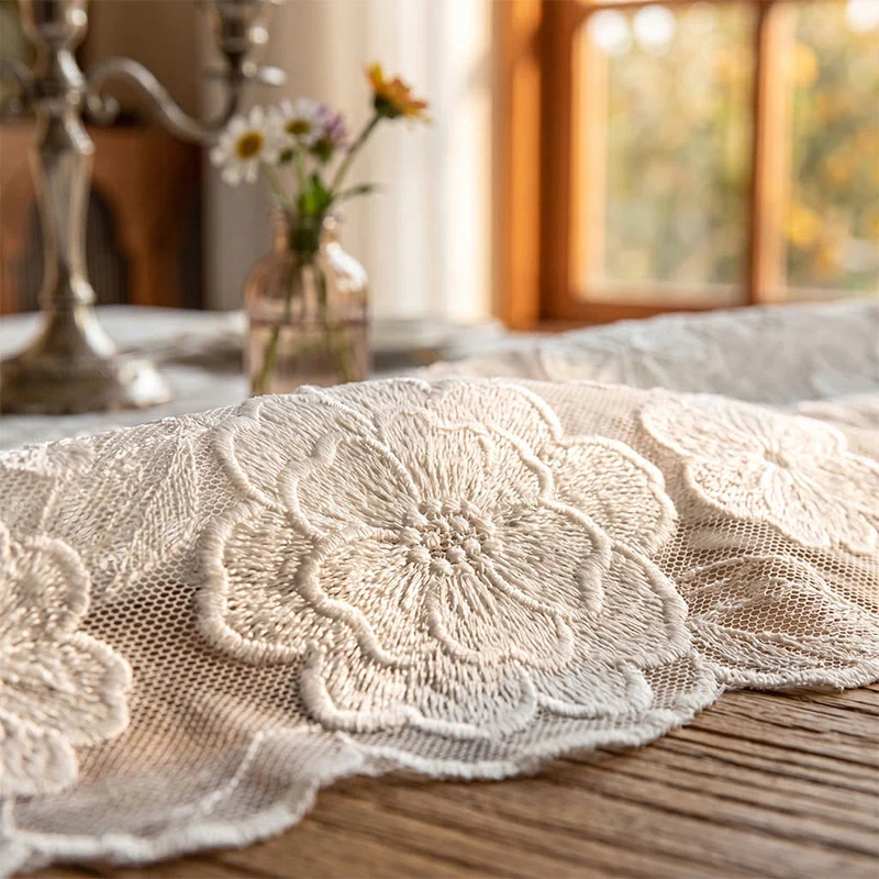 Tischdecke aus Kamelien-Spitze und Jacquard