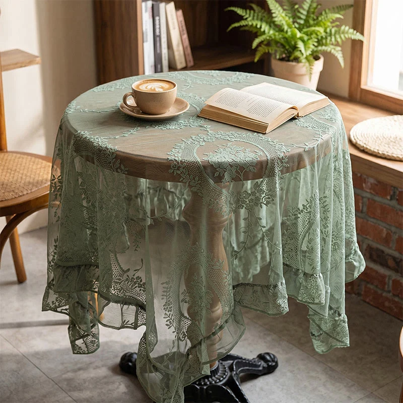 Romantische Tischdecke mit floraler Spitze und Rüschenrand
